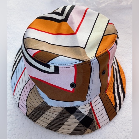 Authentic Burberry Montage print Silk  Bucket Hat - Picture 4 of 16